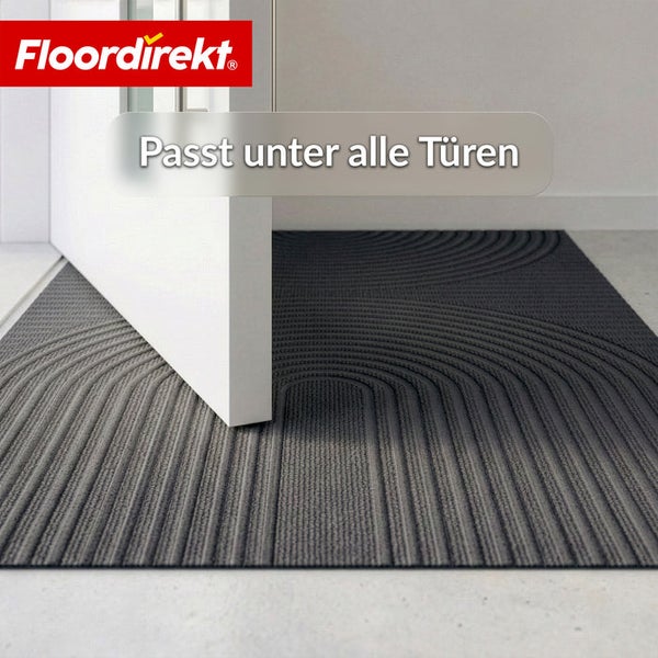 Floordirekt Logo. Flache Schmutzfangmatte mit bogenförmigem Rillenmuster, die unter eine geöffnete Tür passt.