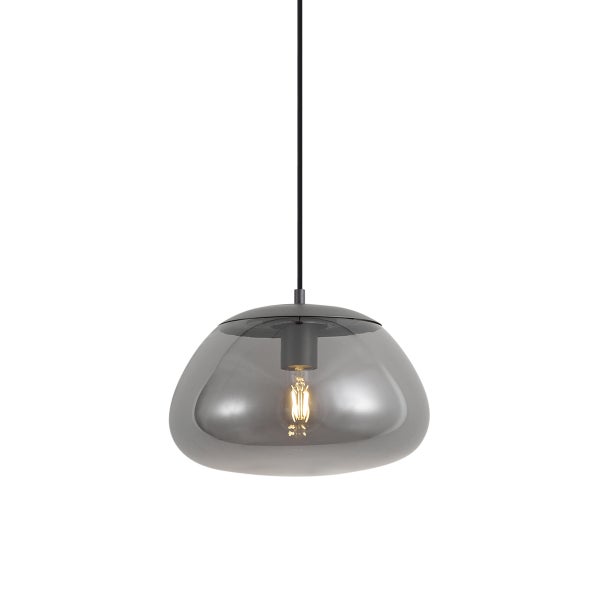 Moderne Hängeleuchte mit einem bauchigen Glasschirm und einer mittig platzierten LED Leuchtmittel Glühbirne
