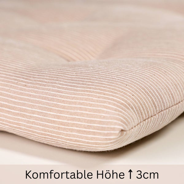 Beige gestreiftes Sitzkissen mit einer Höhe von 3 Zentimetern.