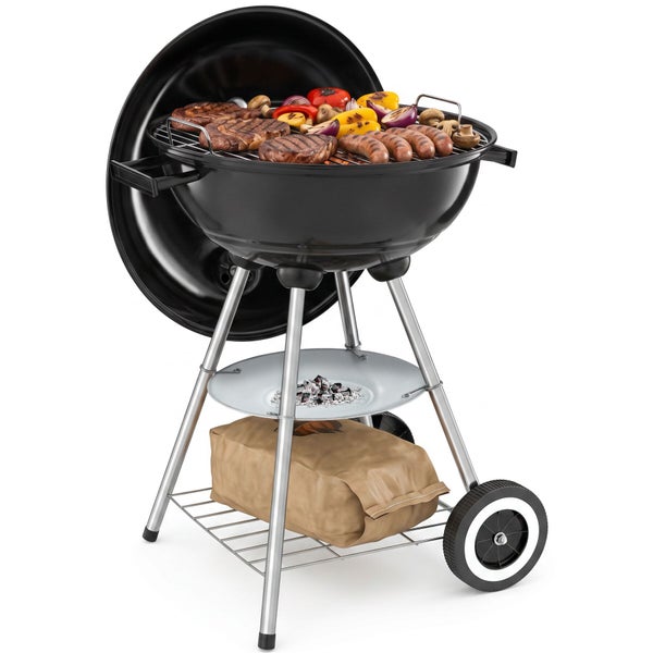 Holzkohle-Kugelgrill mit offenem Deckel, befüllt mit Steaks, Würstchen und Gemüse, inklusive Rollwagen und Ascheschale.