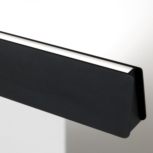 Moderne LED Wandleuchte aus Metall mit schmalem Lichtaustritt