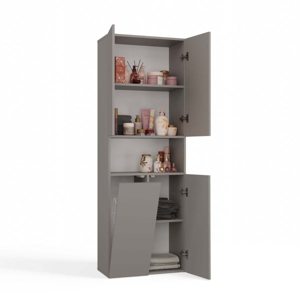 Hoher Badezimmerschrank mit offenen Türen, Regalen und Wäschekorb zur Badezimmeraufbewahrung