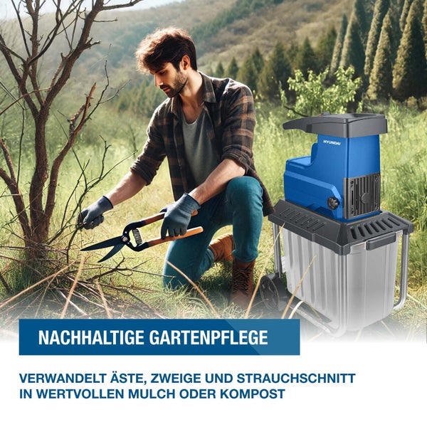 Mann schneidet Äste mit einer Gartenschere im Garten neben einem blauen Hyundai Gartenhäcksler mit Auffangbehälter.