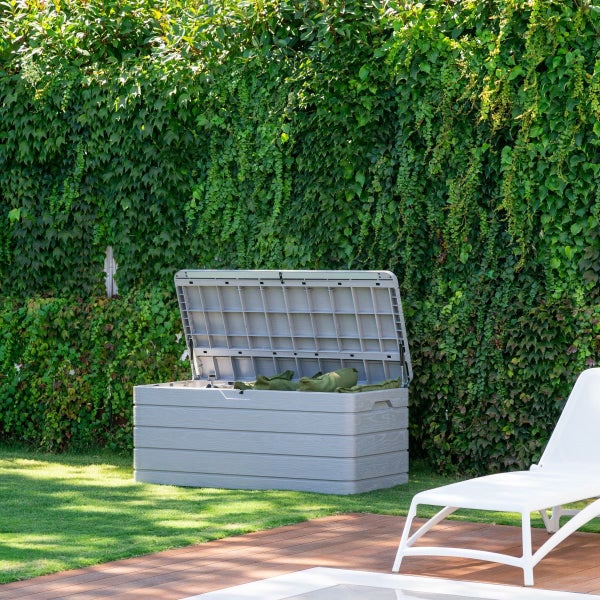 Geöffnete Gartenbox aus Kunststoff mit Stauraum im Garten