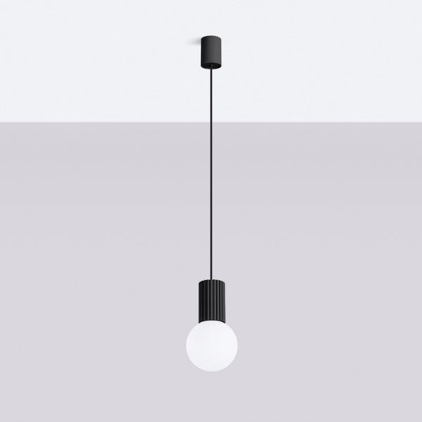 Moderne Pendelleuchte mit schwarzer, gerillter Fassung und kugelförmigem weißem Leuchtmittel.