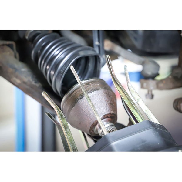 Handwerker bohrt mit einem Akkubohrer ein Loch in ein Holzbrett, Späne fliegen.