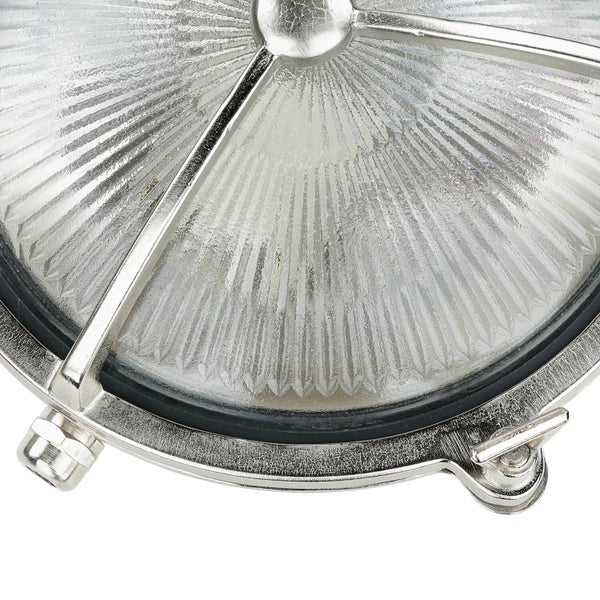 Detailansicht einer runden Außenleuchte mit klarem Glas und silbernem Metallrahmen.