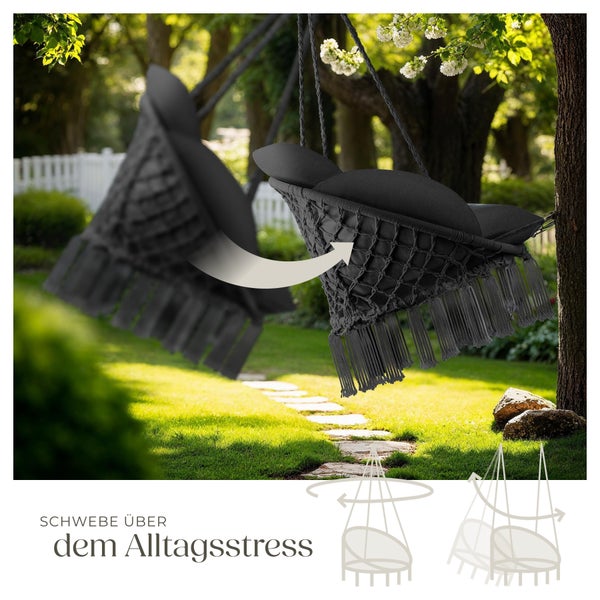 Hängesessel mit Kissen im Garten