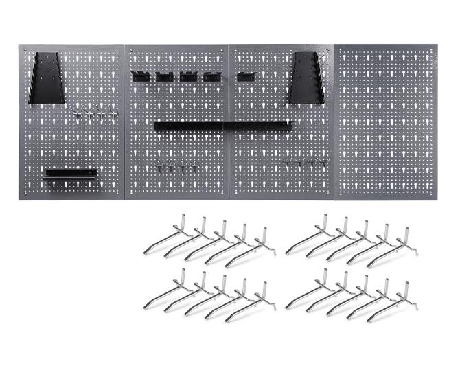 Metallhaken an einer Lochwand zur Werkzeugaufbewahrung