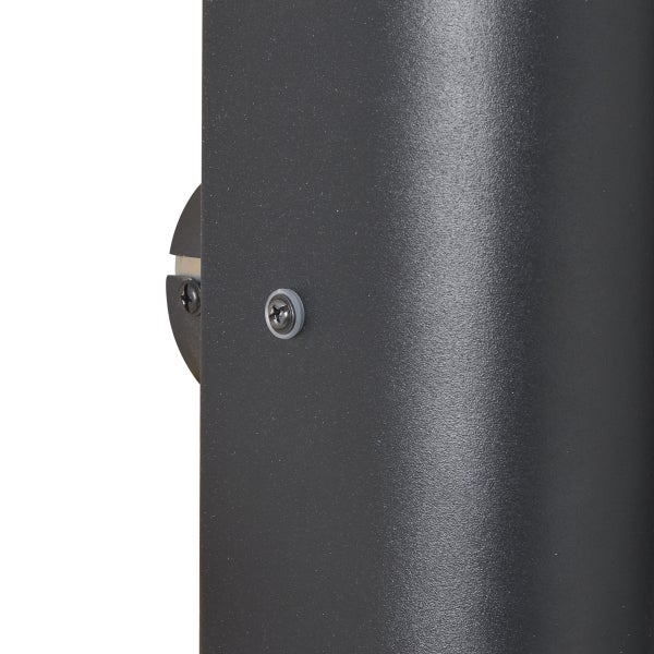 Detailansicht einer schwarzen Säule mit Schrauben