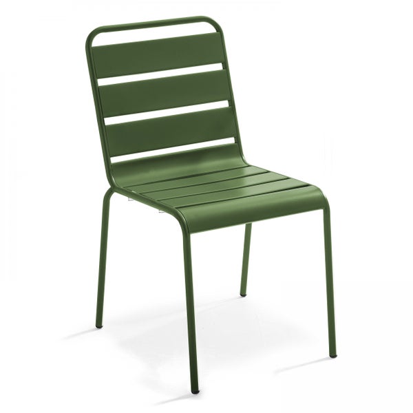Grüner Metall-Gartenstuhl mit Latten an Sitzfläche und Rückenlehne.