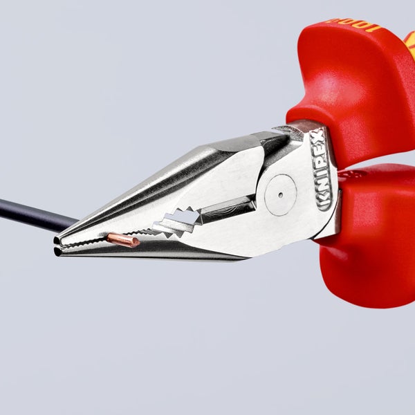 Knipex Spitzzange schneidet ein Kabel