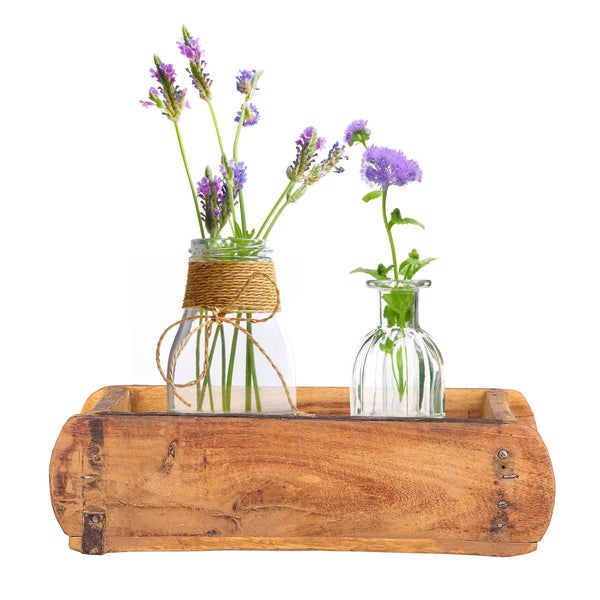 Dekoration mit Blumen in Vasen auf Holztablett