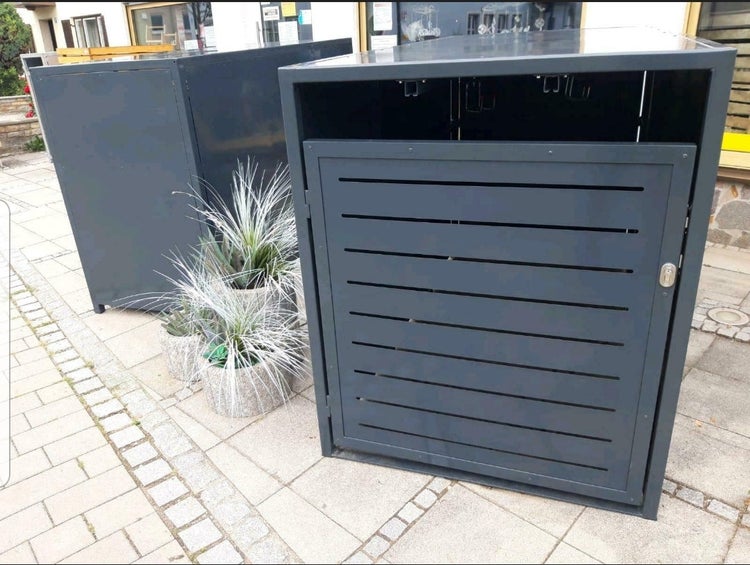 Weißes Faltrollo am Fenster mit Halterung