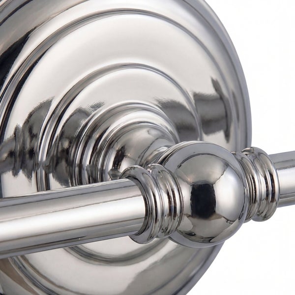 Detailaufnahme eines verchromten Toilettenpapierhalters