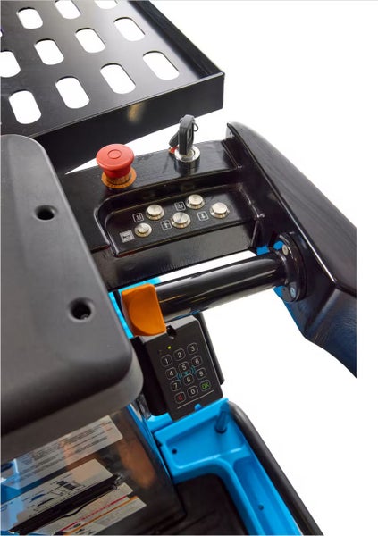 Nahaufnahme eines Bedienfelds für ein Industriefahrzeug mit Not-Aus-Schalter, Schlüsselschalter, Funktionstasten und Ziffernblock.