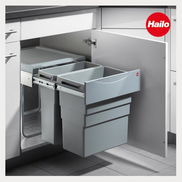 Hailo Logo. Ausziehbares Mülltrennsystem in einem Küchenunterschrank mit zwei Abfallbehältern auf Teleskopschienen.