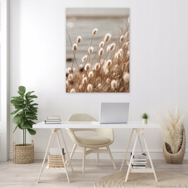 Wandbild mit Hasenschwanzgras-Motiv im modern eingerichteten Arbeitszimmer mit weißem Schreibtisch und Zimmerpflanzen.