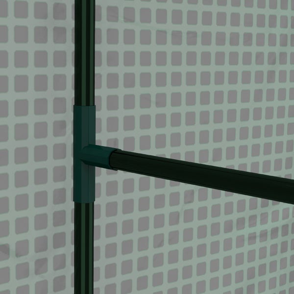 Detailansicht eines T-Verbindungsstücks für ein Gewächshaus-Gestänge vor einer gitterverstärkten Folie.
