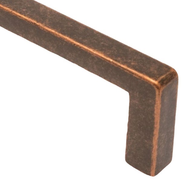 Ein moderner Möbelgriff aus Metall mit einer strukturierten Oberfläche.