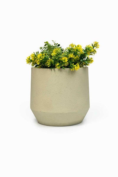 Runder Pflanztopf in Betonoptik mit einer Kunstpflanze mit gelben Blüten.