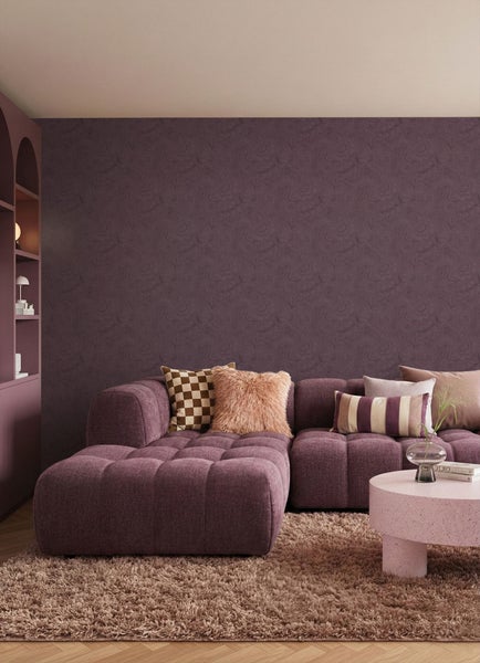 Wohnzimmer mit Stoffsofa, Couchtisch und gemusterter Tapete