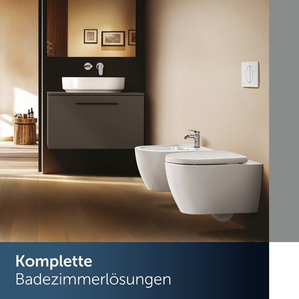 Modernes Badezimmer mit Waschbecken, Unterschrank, Toilette und Bidet.
