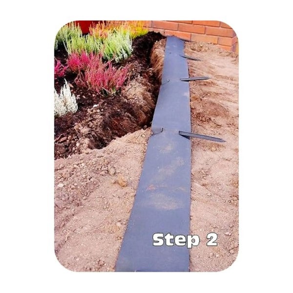 Installation einer Rasenkante aus Kunststoff im Garten. Schritt zwei zeigt das Fixieren der Beeteinfassung mit Erdankern im Boden neben Pflanzen.