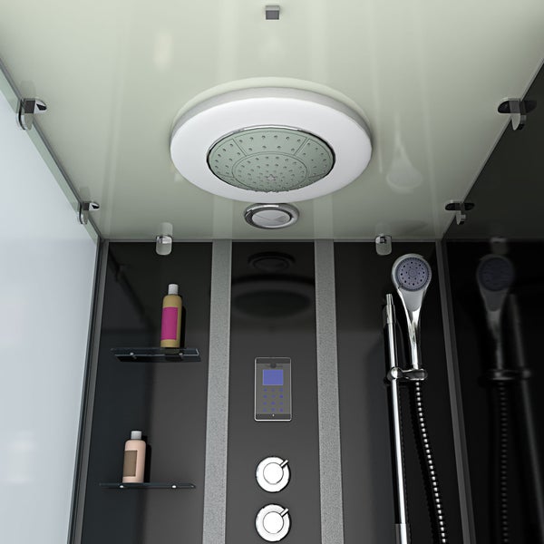 Innenansicht einer modernen Duschkabine mit Regendusche, Handbrause, digitalem Bedienfeld und Glasablagen mit Pflegeprodukten.