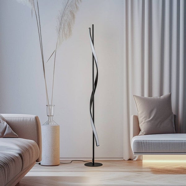 Moderne LED Stehleuchte mit Spiraldesign in einem hellen, minimalistischen Wohnzimmer mit Sofa und Trockenblumen.