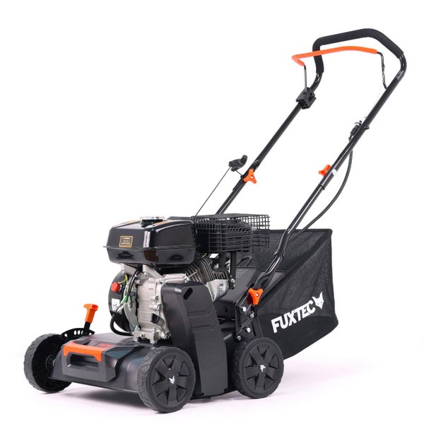 Fuxtec Benzin-Vertikutierer mit Fangkorb und kraftvollem Motor für die Rasenpflege.