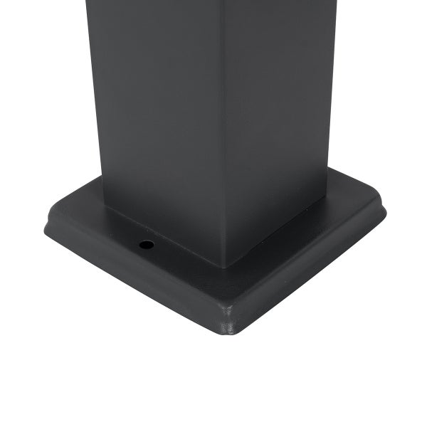 Basis eines quadratischen, anthrazitfarbenen Metallpfostens mit strukturierter Oberfläche und Montageloch.