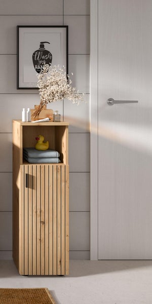 Schmaler Badezimmer-Hochschrank in Holzoptik mit vertikalen schwarzen Streifen, einem offenen Fach und einer Tür.