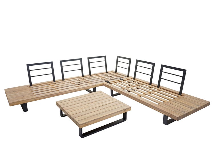 L-förmiges Garten-Sofa-Set mit quadratischem Couchtisch aus Holzlatten und schwarzem Metallrahmen.