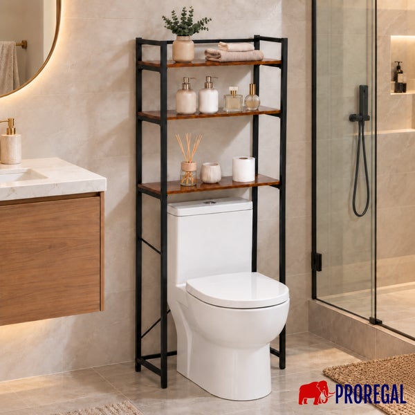 Ein freistehendes WC-Regal mit drei Ablagen aus Holz und schwarzem Metallrahmen, platziert über einer Toilette in einem modernen Badezimmer.