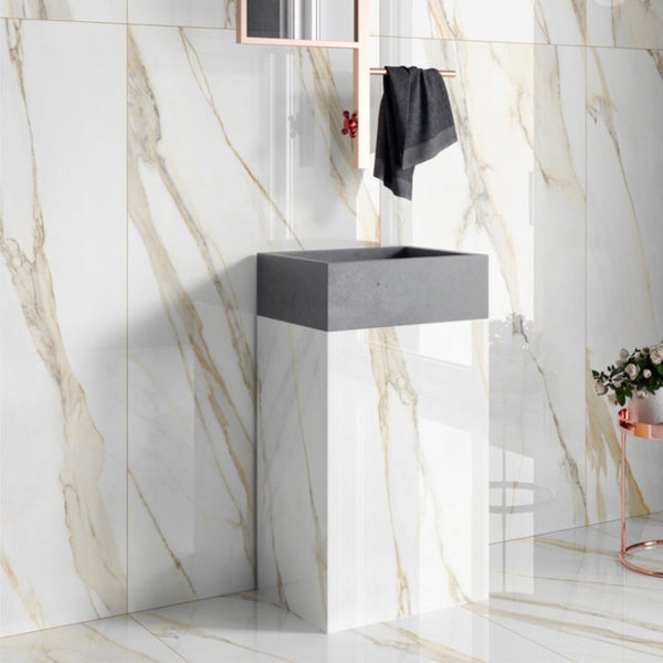 Badezimmer mit Wandfliesen in Marmoroptik, Aufsatzwaschbecken und Handtuch
