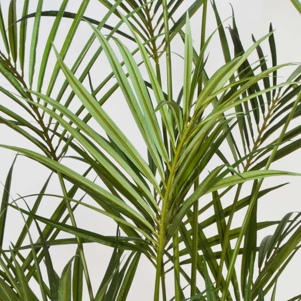 Detailansicht der grünen Wedel einer künstlichen Palme.