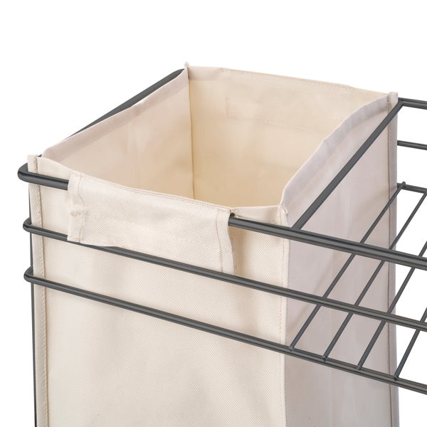 Nahaufnahme eines Wäschesammlers aus Stoff in einem Metallgestell mit Fokus auf die obere Öffnung und Drahtstruktur.