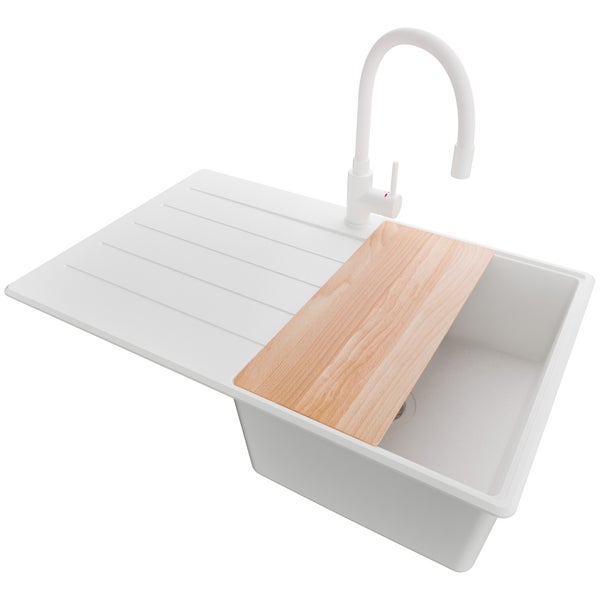 Spüle mit Abtropffläche, Armatur und Schneidebrett