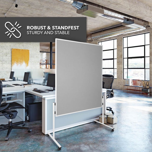Mobile Trennwand in einem hellen Büro, montiert auf einem robusten weißen Metallgestell mit Rollen für hohe Standfestigkeit.