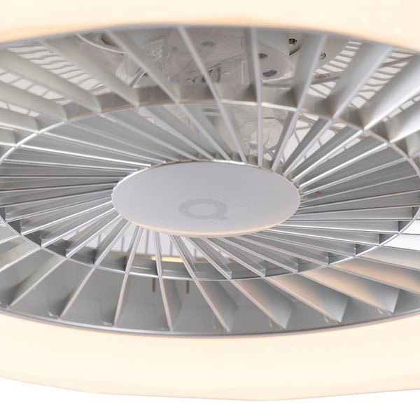 Moderner runder Deckenventilator mit integriertem Lichtring und radial angeordneten Lamellen.