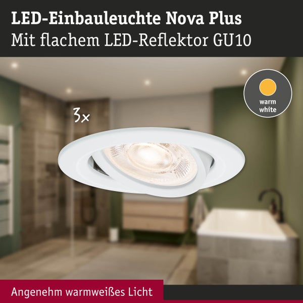 Dreier Set schwenkbare, flache LED Einbauleuchten Nova Plus mit GU10 Reflektor und warmweißem Licht in einem hellen, modernen Badezimmer.