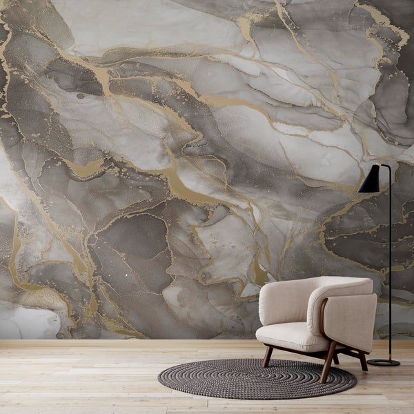 Wohnraum mit grauer Marmortapete, Sessel, Stehlampe und rundem Teppich