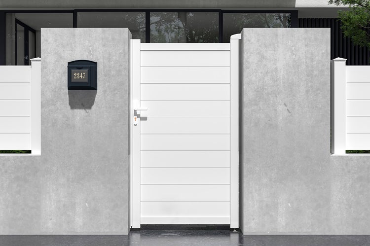 Gartentor aus Metall in moderner Optik zwischen zwei Betonpfeilern montiert, mit einem Briefkasten an der linken Seite