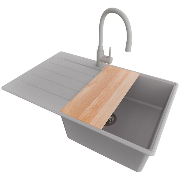 Spüle mit Abtropffläche, Armatur und Schneidebrett