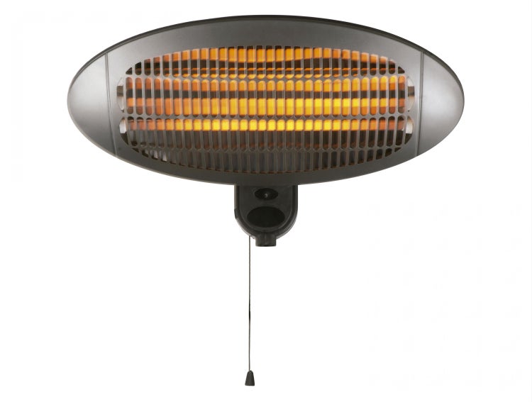 Terrasse mit Heizstrahler, Sofa und Tisch