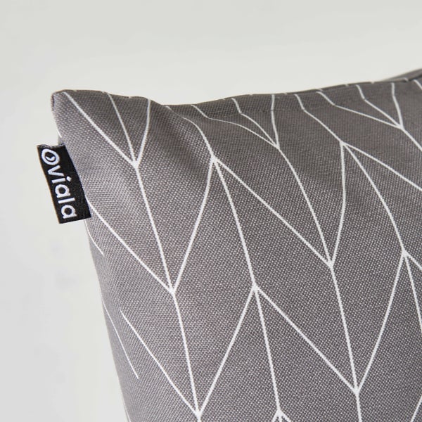 Detailaufnahme eines grauen Zierkissens mit weißem geometrischem Muster und oviala Logo an der Seite.