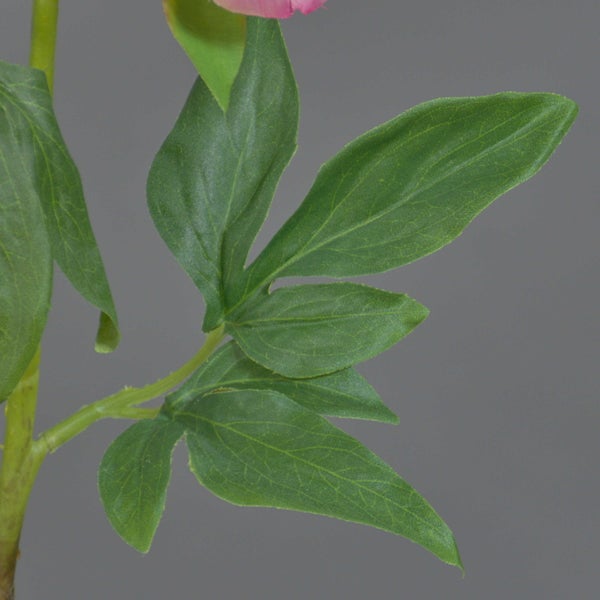 Künstliche Pfingstrose aus Kunststoff und Textil mit rosa Blütenblättern und gelbem Blütenstempel.