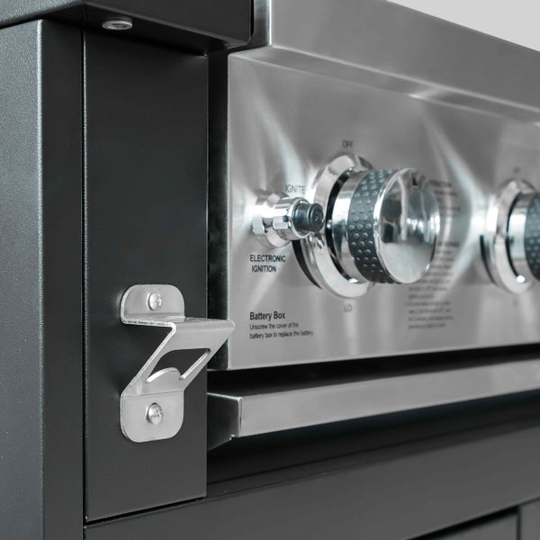 Detailansicht eines Gasgrills mit Edelstahl-Bedienfeld, Drehreglern, elektronischer Zündung und einem montierten Flaschenöffner aus Metall.