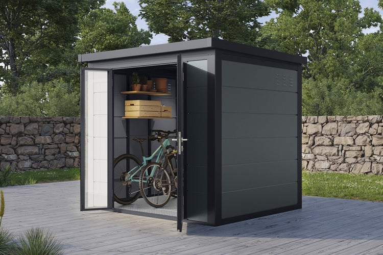 Modernes Gartenhaus aus Metall mit Pultdach und geöffneten Doppeltüren, innen mit Regalen und Fahrrädern ausgestattet auf einer Terrasse.